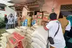Terjun ke Lokasi Banjir, Istri Bupati Tangerang Bagi-bagi Sembako untuk Warga Kronjo