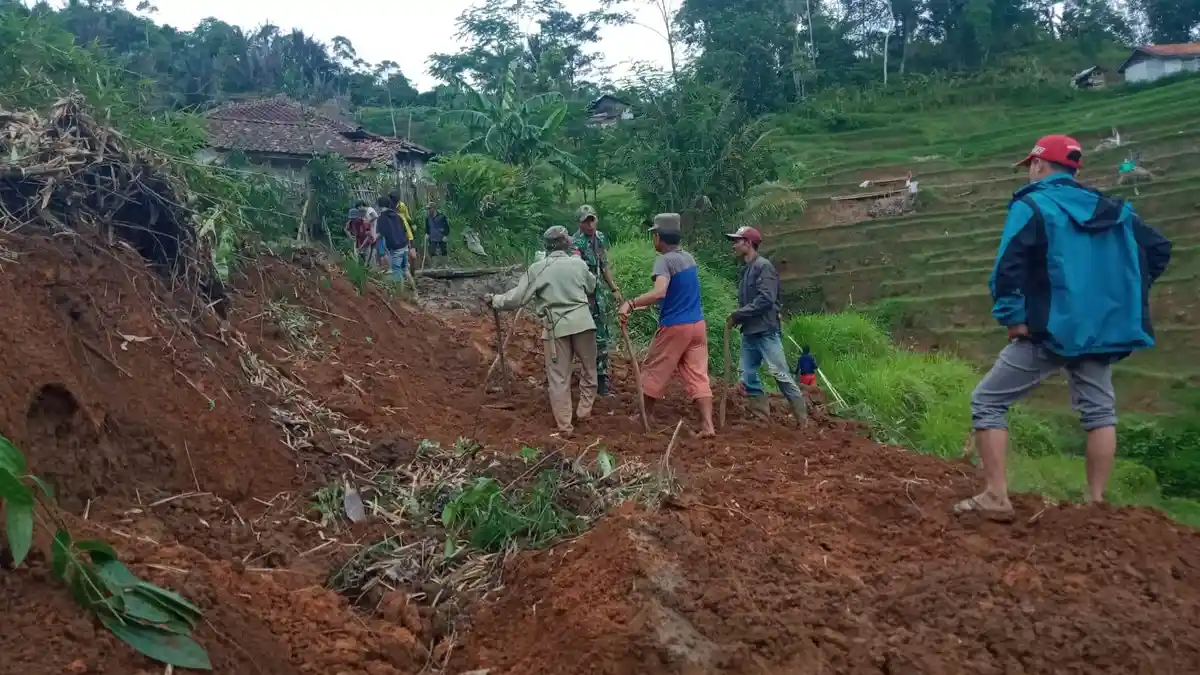 Babinsa-Warga Gotong Royong Buka Akses Jalan yang Tertimbun Longsor di Cikajang Garut