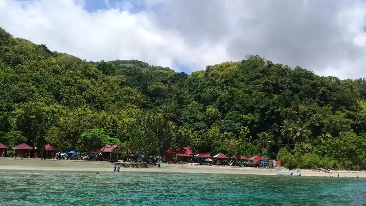 Asiknya Berwisata ke Pantai Sumare Mamuju, Masuk Gratis, Ada Hotelnya - pantai-samure_20170409_180444.jpg