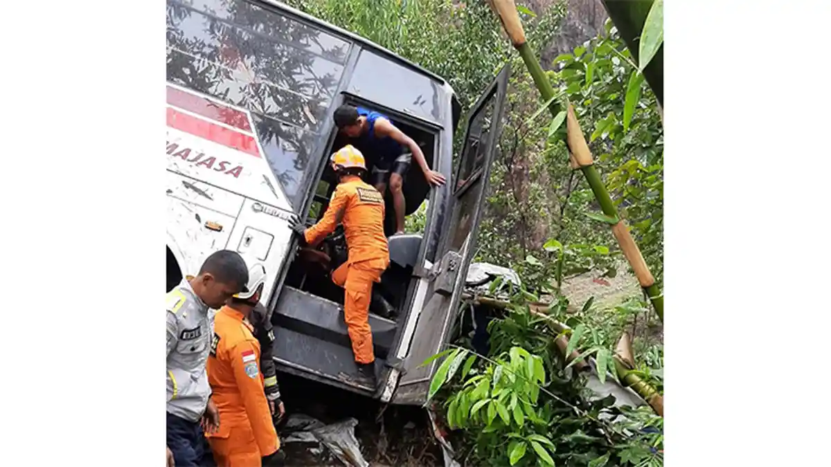 BREAKING NEWS Bus Primajasa Terperosok ke Jurang di Turunan Nagreg