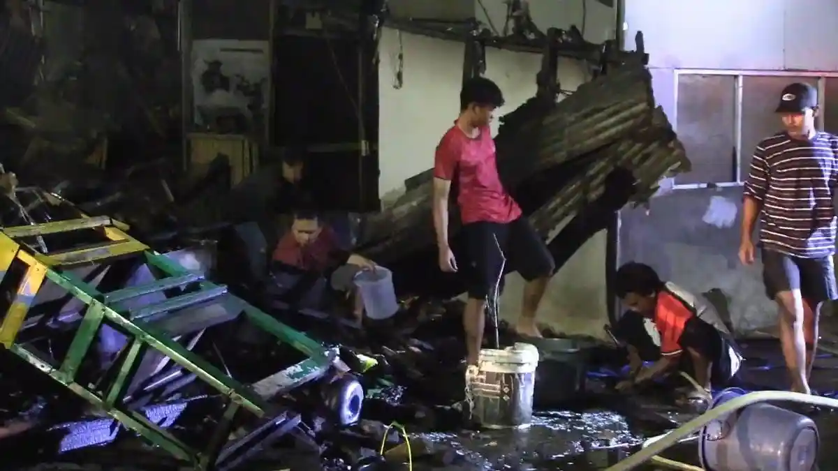 Kebakaran di Duren Sawit Hanguskan Dua Warung dan Satu Rumah, Kerugian Capai Rp200 Juta - Wartakotalive.com
