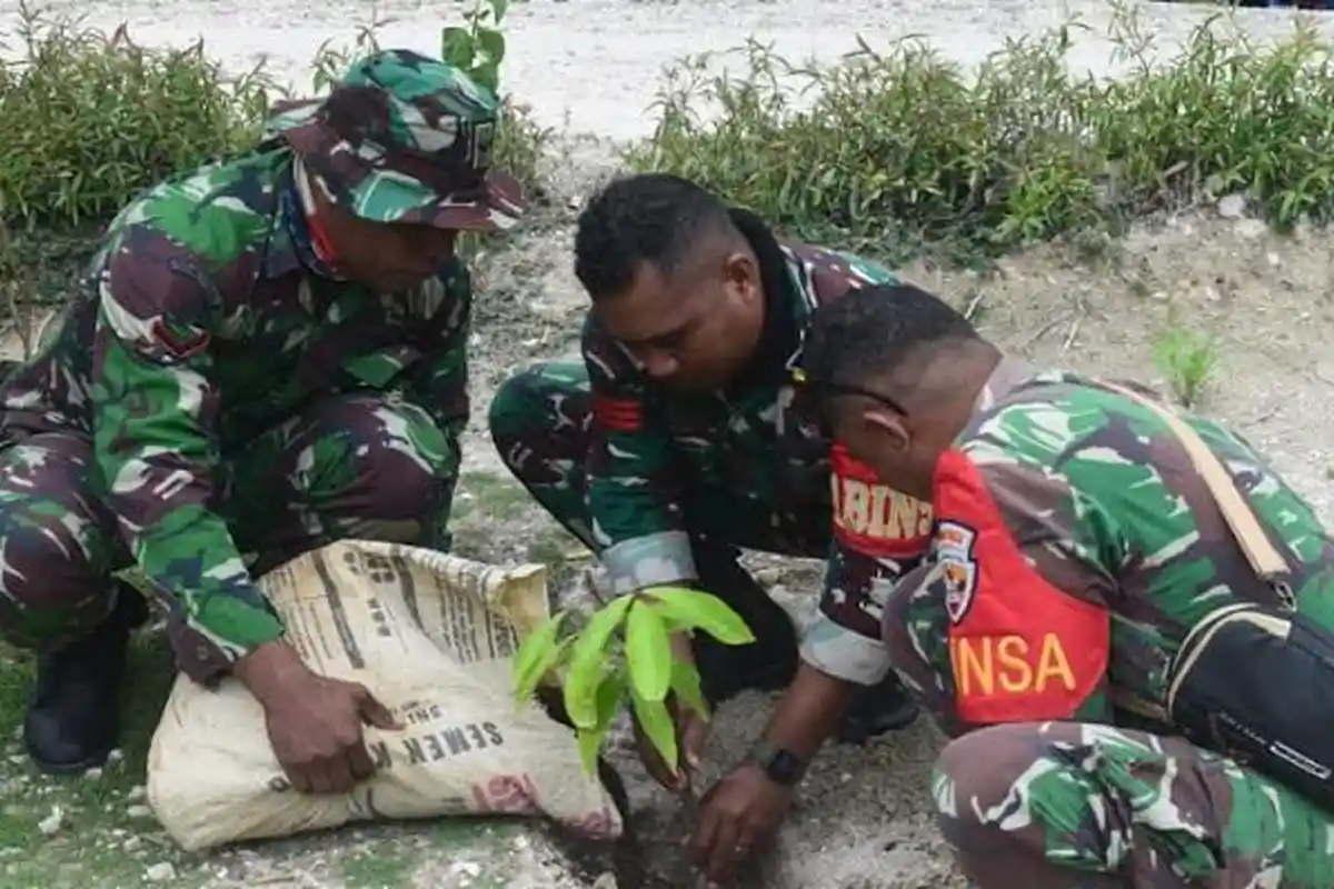 Program Kickoff Pelestarian Alam, Koramil 02 Kodim 1621/TTS Gelar Penanaman Pohon di Desa Maunum