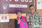 Cagub-Nomor-Urut-1-Luluk-Nur-Hamidah-saat-Pose-Tinta-Telah-Mencoblos.jpg