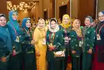 Ketua-Dekranasda-Asahan-Hj-Titiek-Sugiharti-Surya-saat-menghadiri-acara-puncak-HUT-ke-43-Dekranas.jpg