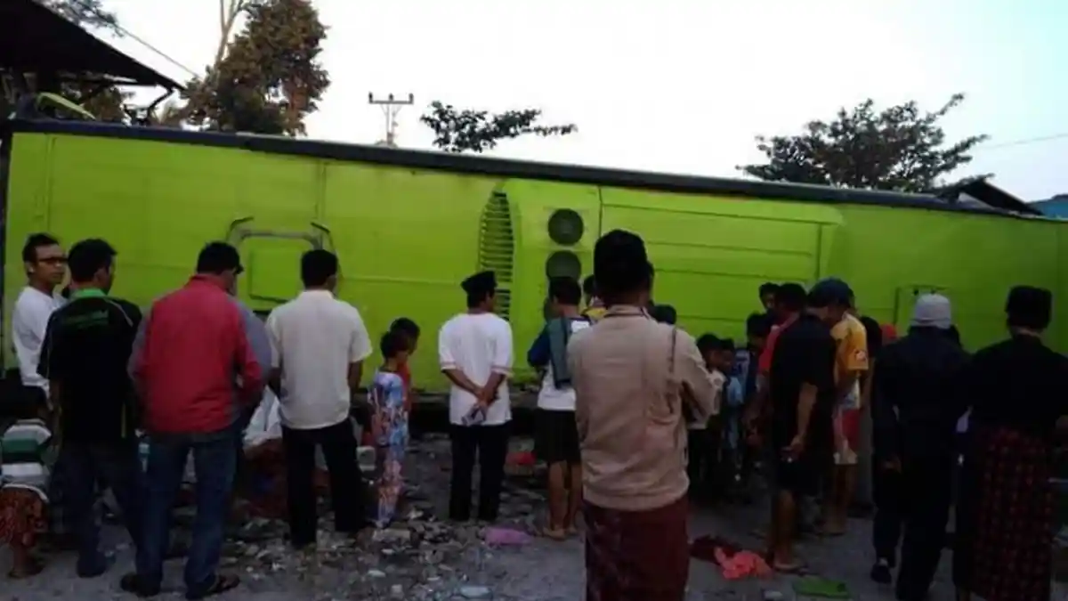 Bus Rombongan Study Tour Terguling Setelah Tabrak Motor, Tiga Siswi Tewas