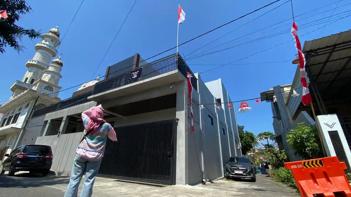 Dokter Spesialis di Bondowoso Bentangkangkan Bendera One Piece di Rumahnya