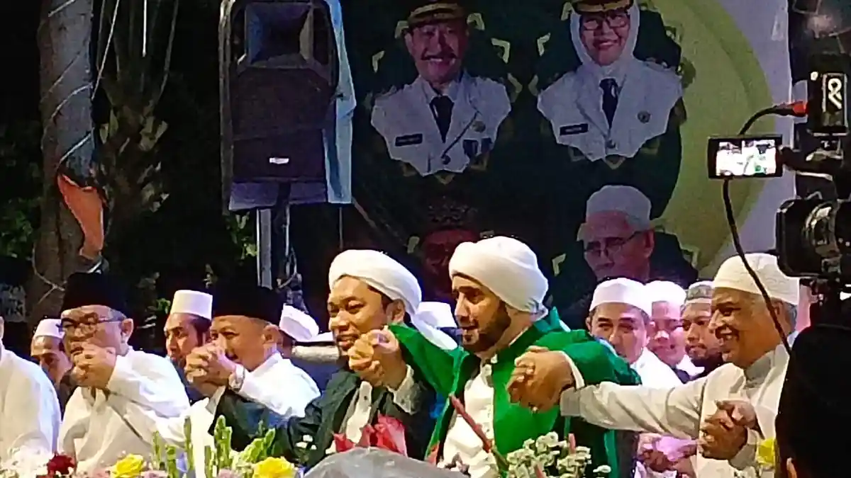 Songsong 1 Abad NU, Situbondo Bersholawat Bersama Habib Syech dan KHR ...