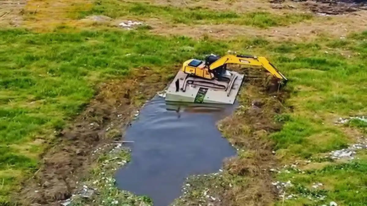 Sungai Desa Belanti Dipenuhi Eceng Gondok 1 Meter, Dinas PUPR OKI Terjunkan Alat Berat