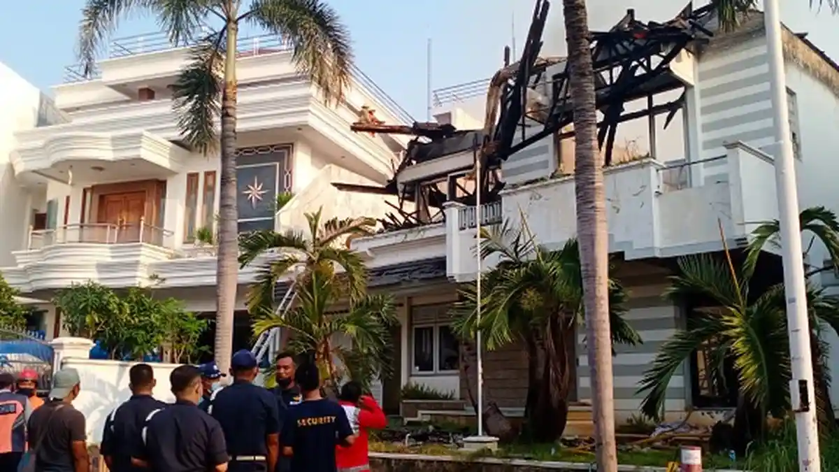 Rumah Mewah di Pantai Mutiara Terbakar Diduga Akibat Korsleting Listrik