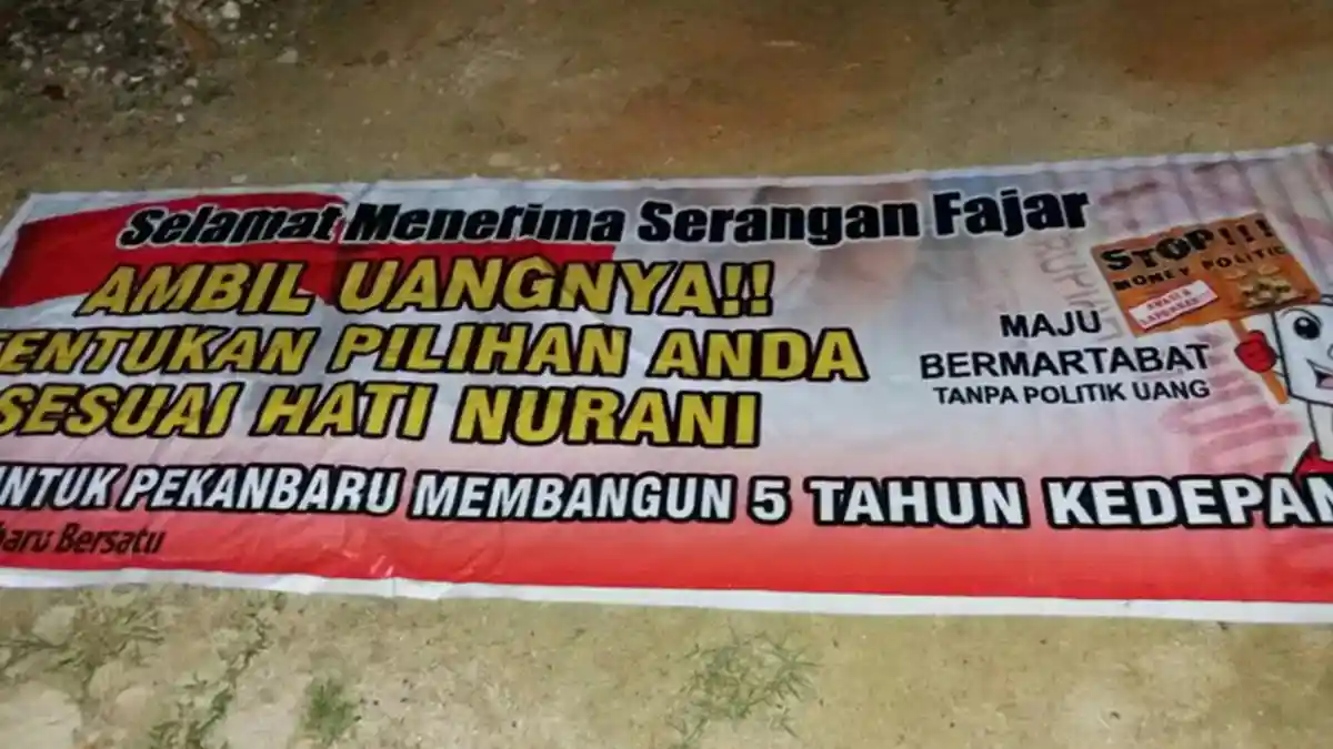 Kader Partai Tertangkap Pasang Spanduk 'Selamat Menerima Serangan Fajar'