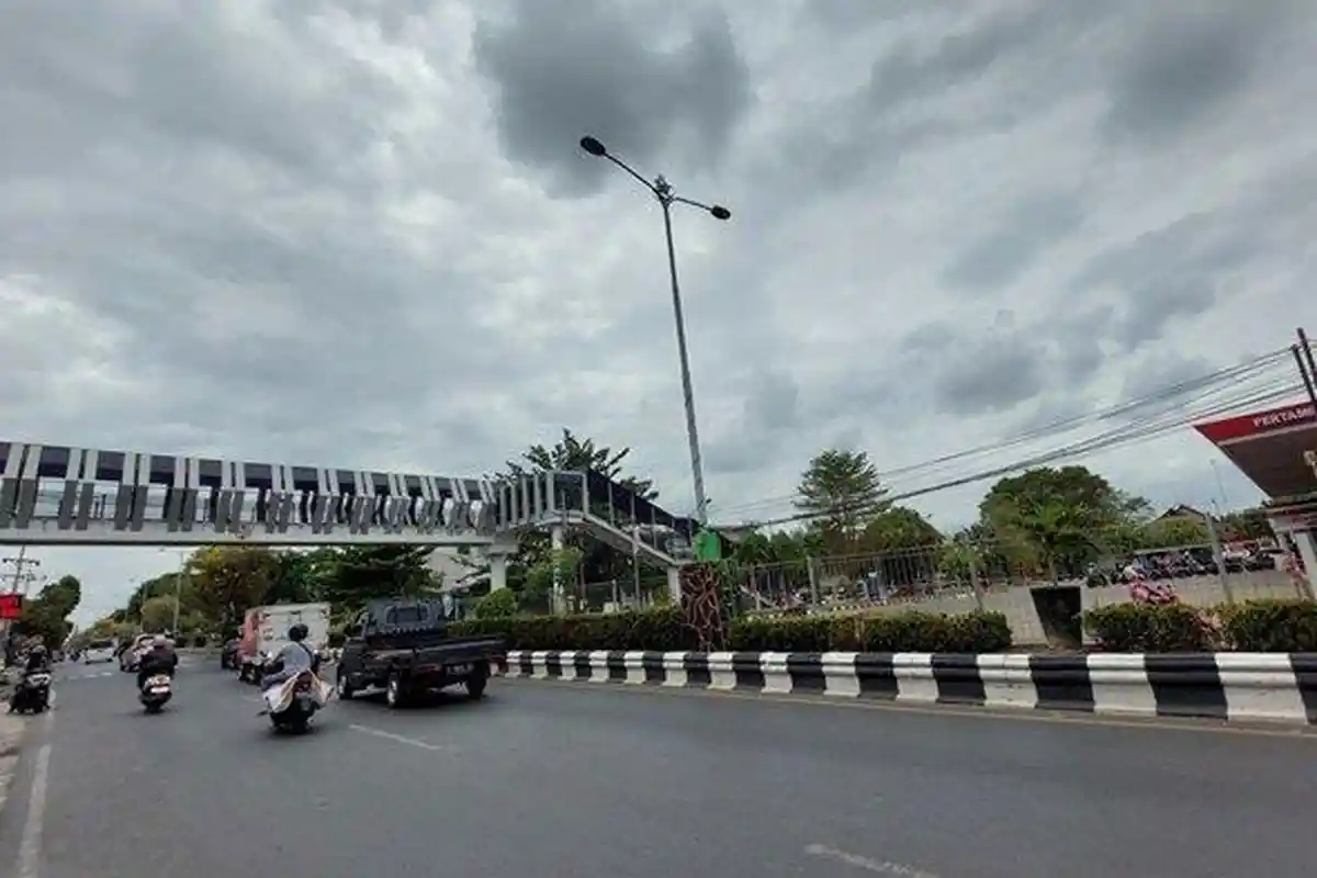 Prakiraan Cuaca Kalsel Senin 10 November 2025, Banjarbaru Berawan, Wilayah Lain  Hujan Ringan