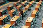 Petugas Gegana Memeriksa Ruang Rapat DPRD DKI
