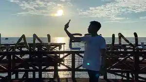Pengunjung-sedang-menikmati-kawasan-Wisata-Mangrove-Lantebung-Makassar.jpg