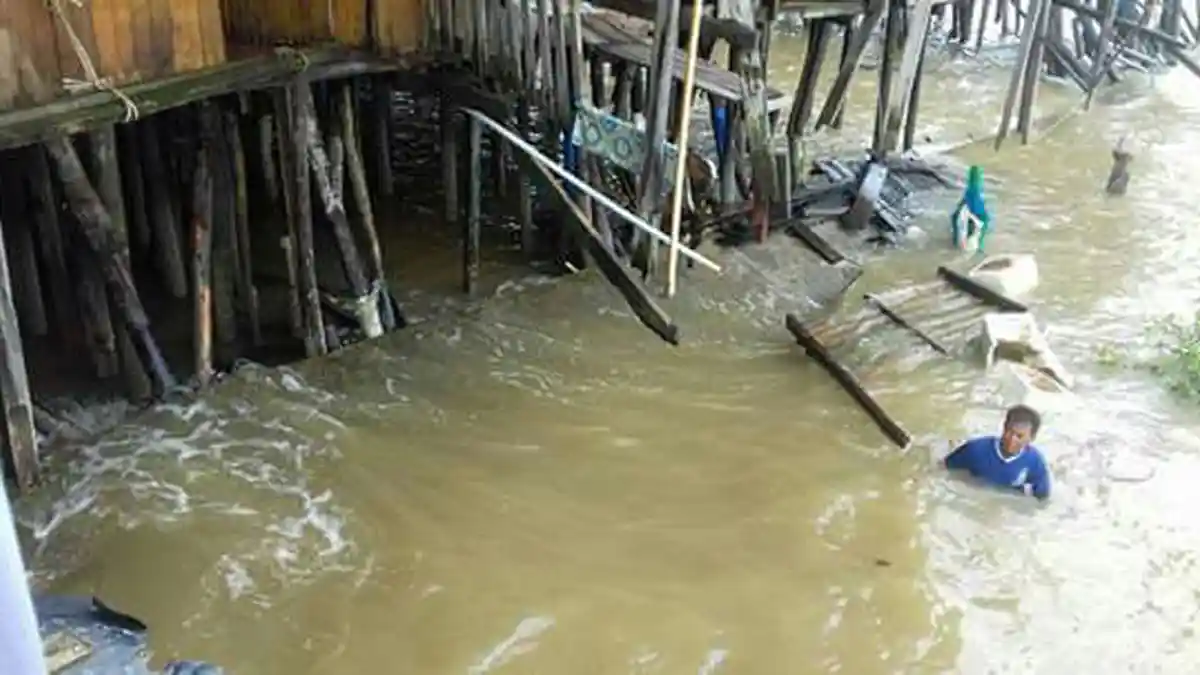Warga Kocar-kacir saat Kapal Tongkang Menghantam Rumah di Tepian Sungai