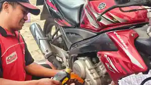 20260131_GANTI-PELUMAS-Seorang-mekanik-melakukan-penggantian-oli.jpg