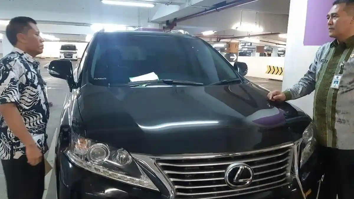 Sisir Parkiran Lippo Mal Puri, Petugas Tempeli Mobil Mewah yang Tunggak Pajak