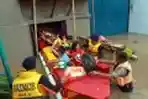 Brimob Evakuasi Korban Banjir Kampung Melayu