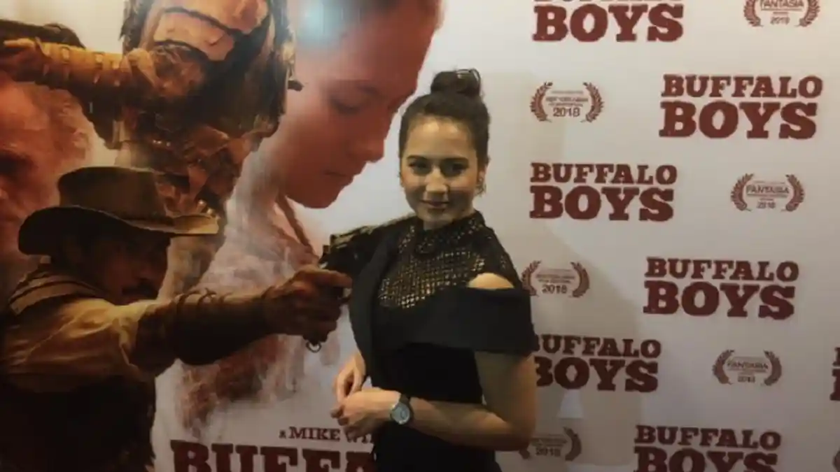 Pevita Pearce Punya Pengalaman Berkuda, Tapi Tunggangi Kerbau Tetap Membuatnya Tegang