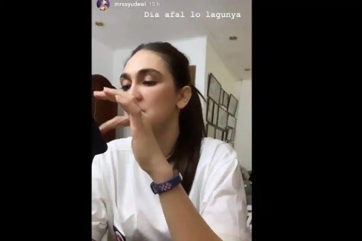 Tak Ada yang Berani Bangunkan Luna Maya, Ayu Dewi Menunggu Depan Rumah hingga Setengah Jam