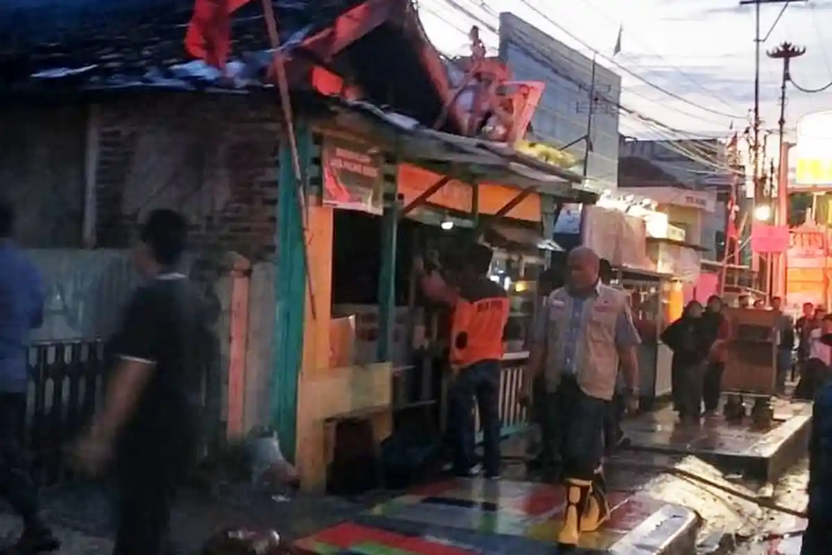 BREAKING NEWS - Rumah Makan Padang di Jalan Ahmad Yani Dilalap si Jago Merah