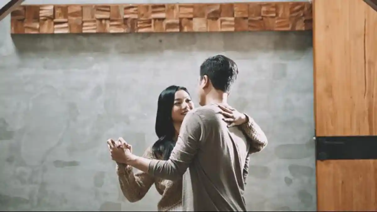 Single 'Cinta Sampai Surga' Tandai Pertunangan Glenca Chysara dan Rendi Jhon