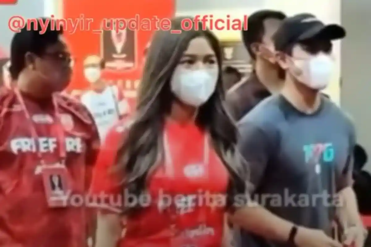 Kaesang Pangarep Gandeng Wanita Lain Nonton Piala Presiden 2022, Erina Gudono Disorot