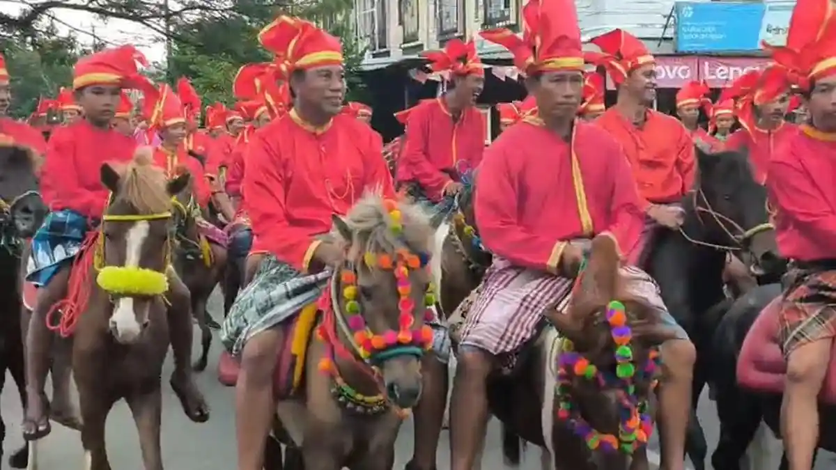 5.000 Orang Ikut Kirab Budaya Gau Maraja di Maros, Dari Sidrap, Luwu ...