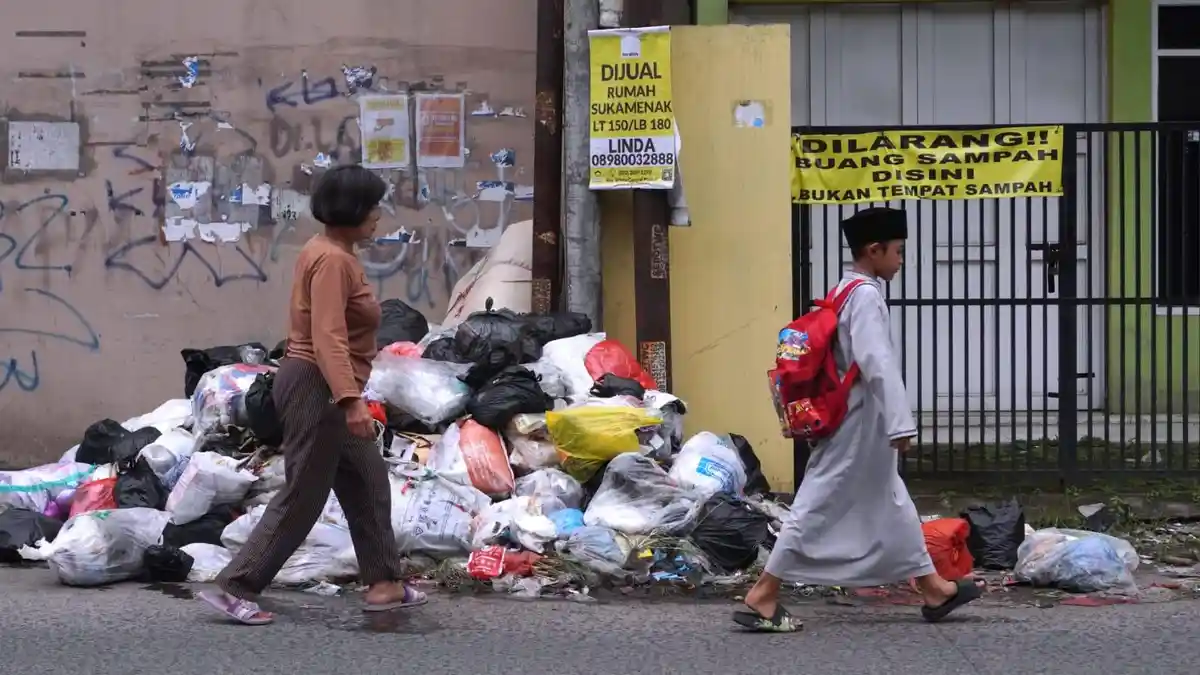 Buang Sampah Sembarangan di Jalan Sayuran Bandung