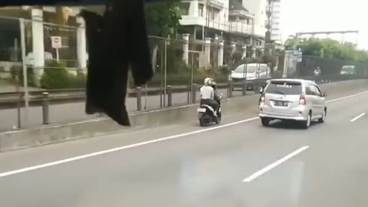Dua Orang Pengendara Sepeda Motor Nekad Masuk Jalan Tol Tomang saat Polisi tak Ada