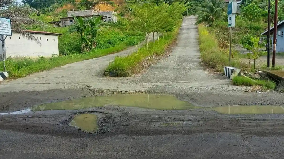 Jalan Pertigaan Menuju RSUD Ako Pasangkayu Berlubang Dikeluhkan Pengendara