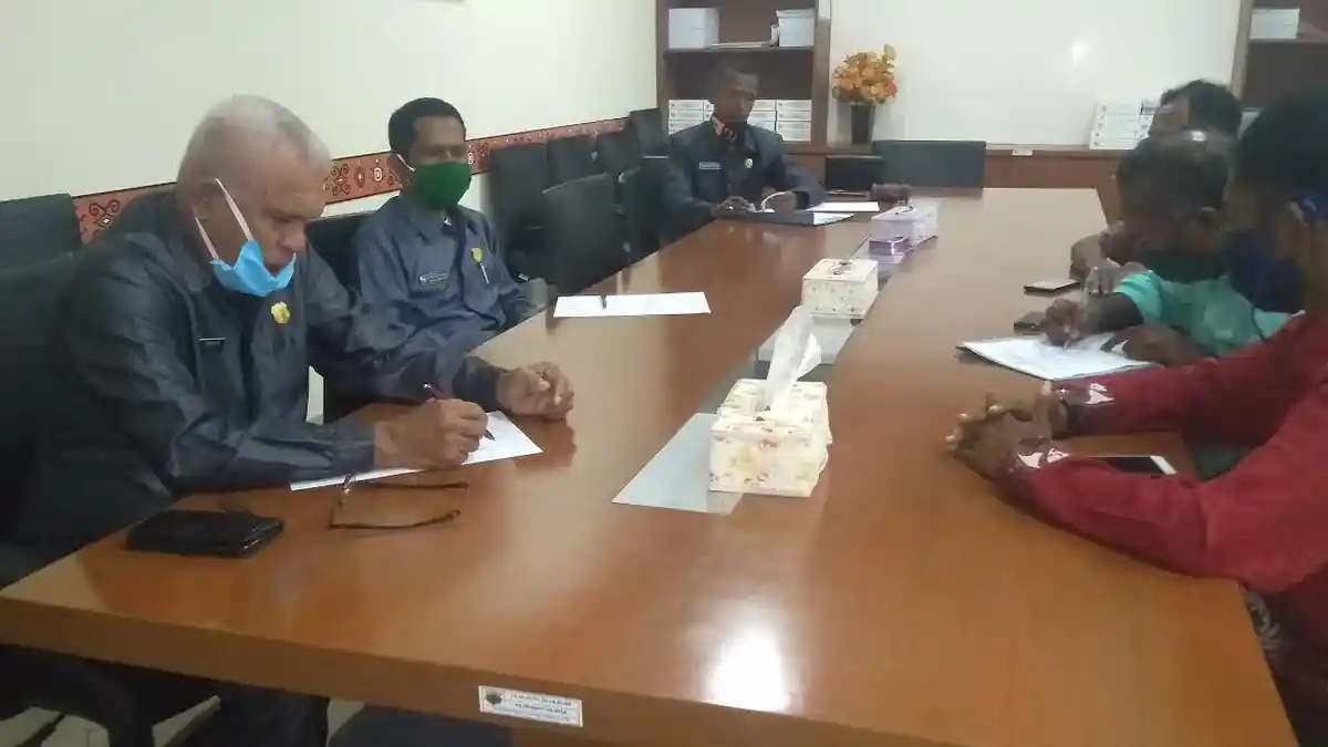 Warga Oekiu Aduhkan Kadesnya ke DPRD TTS