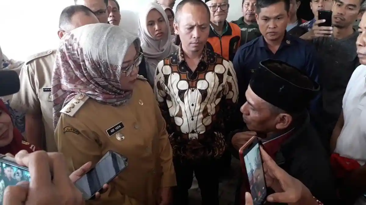 BREAKING NEWS - Bupati Bogor Ade Yasin Dicegat Kakek-kakek, Diprotes dengan Nada Lantang