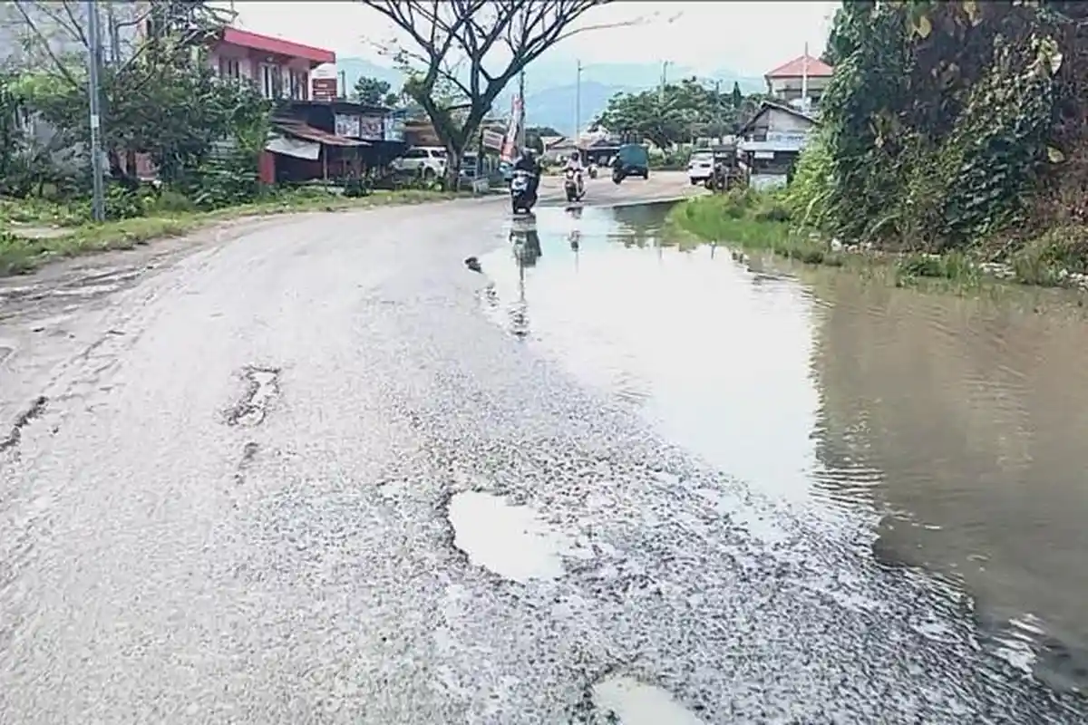 Hujan Bentar, Jalan ke Kantor Gubernur Sulbar Langsung Tergenang