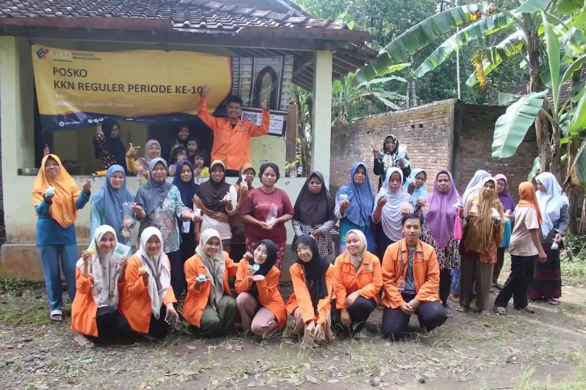 Mahasiswa KKN UAD Sulap Limbah Minyak Jelantah Jadi Lilin Aroma Terapi