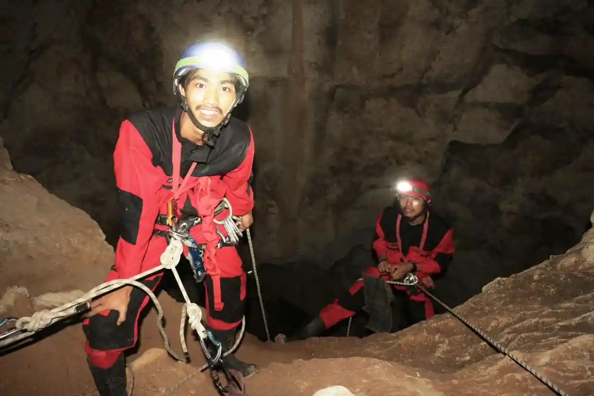 Ini Dia 'Raksasa' Penghuni Gua Terdalam di Pulau Borneo! Temuan Tim Susur Gua Mapala 09 FT Unhas - tim-ekspedisi-gua-iii-mapala-09-ft-unhas-yang-menelusur-perut-bumi-borneo-4.jpg