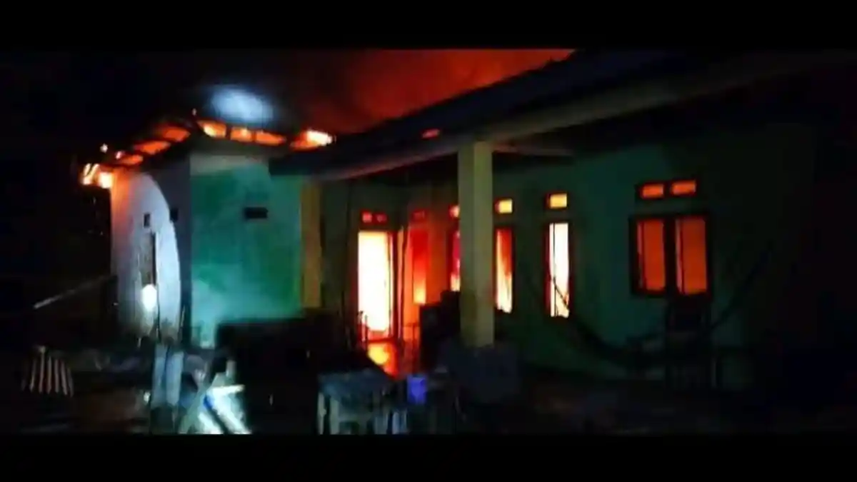 BREAKING NEWS: 1 Unit Rumah di Tettekang Bajo Barat Ludes Dilalap Api, 7 Penghuni Rumah Selamat