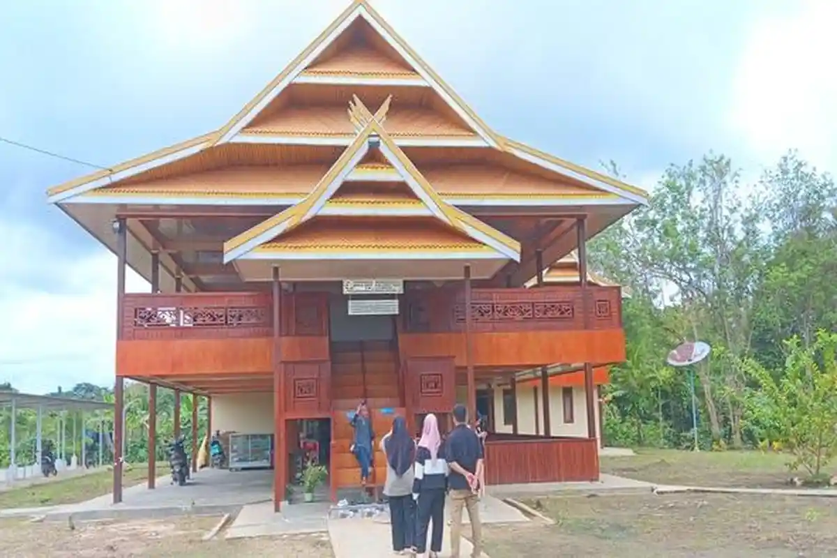 Inilah Tempat Wisata Rumah Adat Suku Bugis yang Banyak Diburu untuk Berswafoto di Kabupaten Sorong
