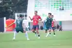Pemain-Sumut-All-Star-Alif-Eka-Rizky-mencoba-melewati-adangan-Binjai-City-SC.jpg