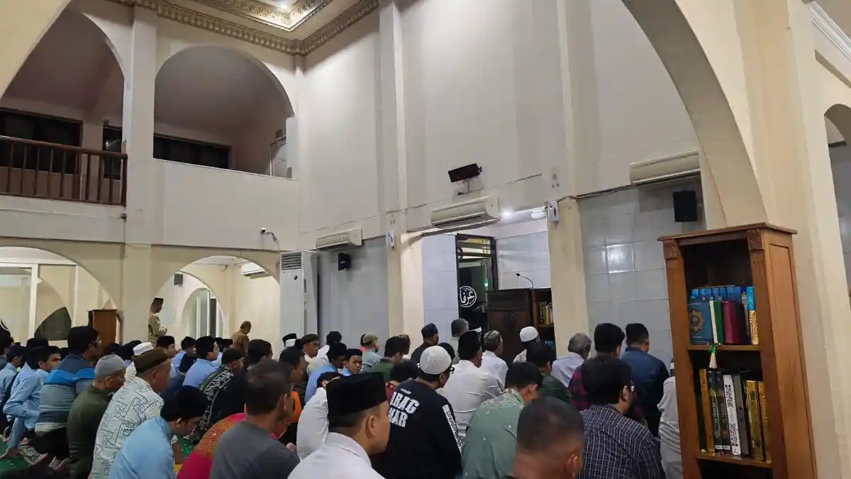 Tak Bisa Salat Tarawih karena Bekerja? Begini Hukum dan Solusinya Menurut Fikih