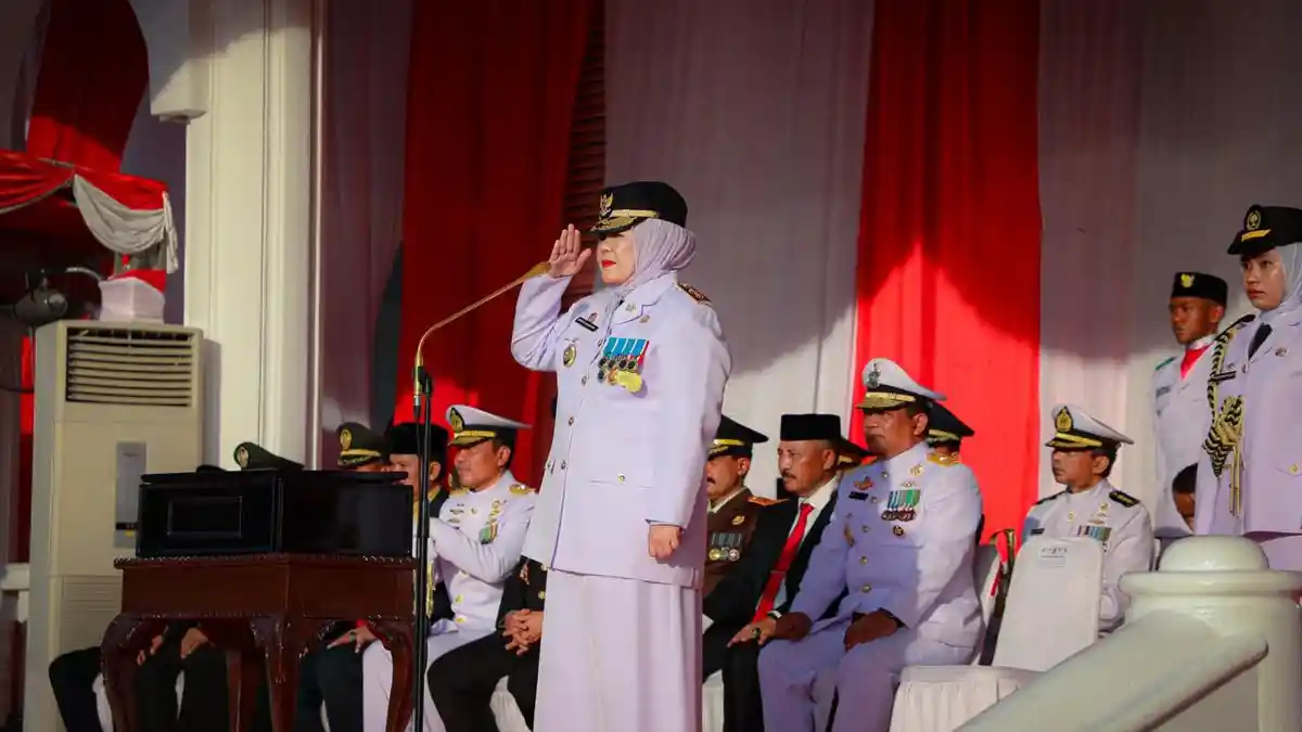 Marlin Agustina Pimpin Upacara Penurunan Bendera HUT RI ke 79 di Gedung Daerah