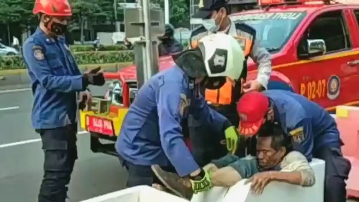 Seorang ODGJ Terjebak di Rongga Pembatas Sepeda Permanen Kawasan Sudirman