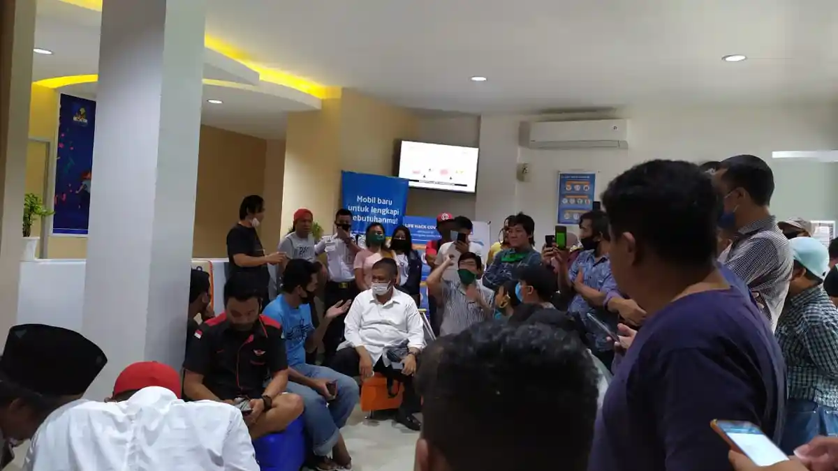 BREAKING NEWS - Minta Keringanan Kredit Saat Corona, Sopir Taksi Online Batam Datangi Kantor Leasing