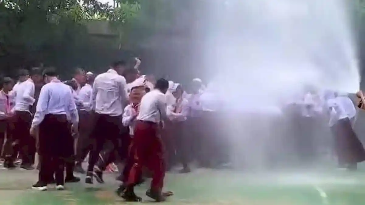 Murid SDN Unggulan Indramayu Rayakan Kelulusan Mandi Air Damkar dan Lepas Balon, Disdikbud Apresiasi