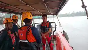 evakuasi-lima-orang-nelayan-yang-mengalami-mati-mesin-kapal-di-Perairan-Olivier-Manggar.jpg
