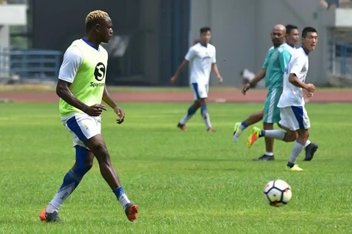 Victor Igbonefo Bek Persib Bandung Siap Hadapi Persita Tagerang, Robert Alberts Akan Rotasi Pemain
