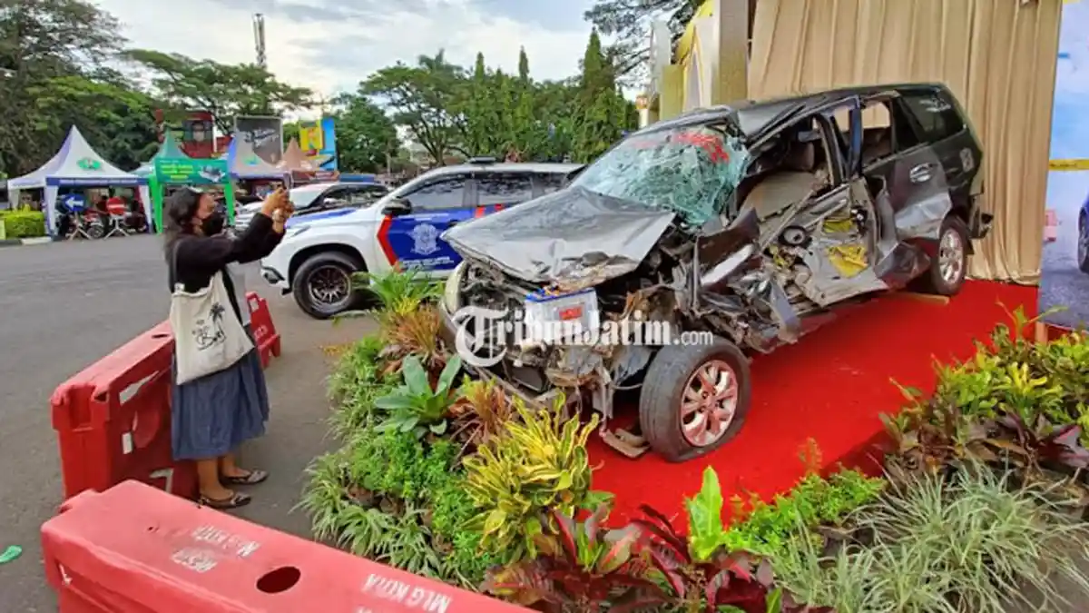 Mobil Bekas Kecelakaan Sengaja Dipajang di Depan Stasiun Kota Malang, Ini Tujuannya