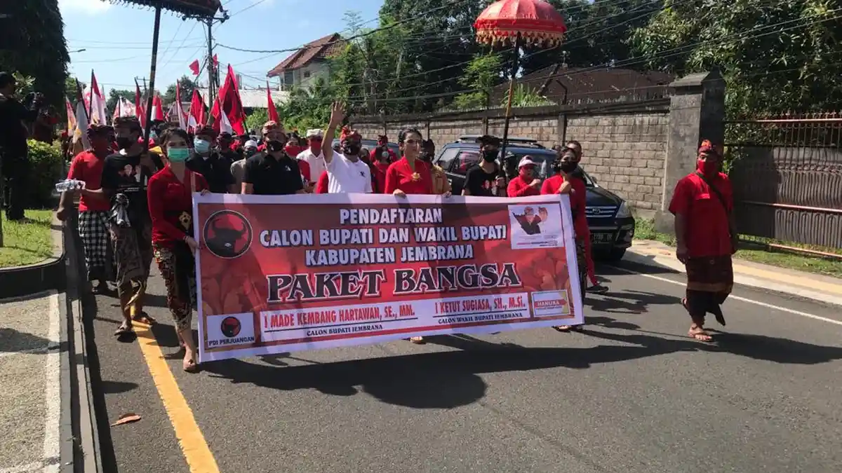 BREAKING NEWS - Paket Bangsa Diiringi 50 Kader PDIP Long March Tiga Kilometer Daftar ke KPU Jembrana