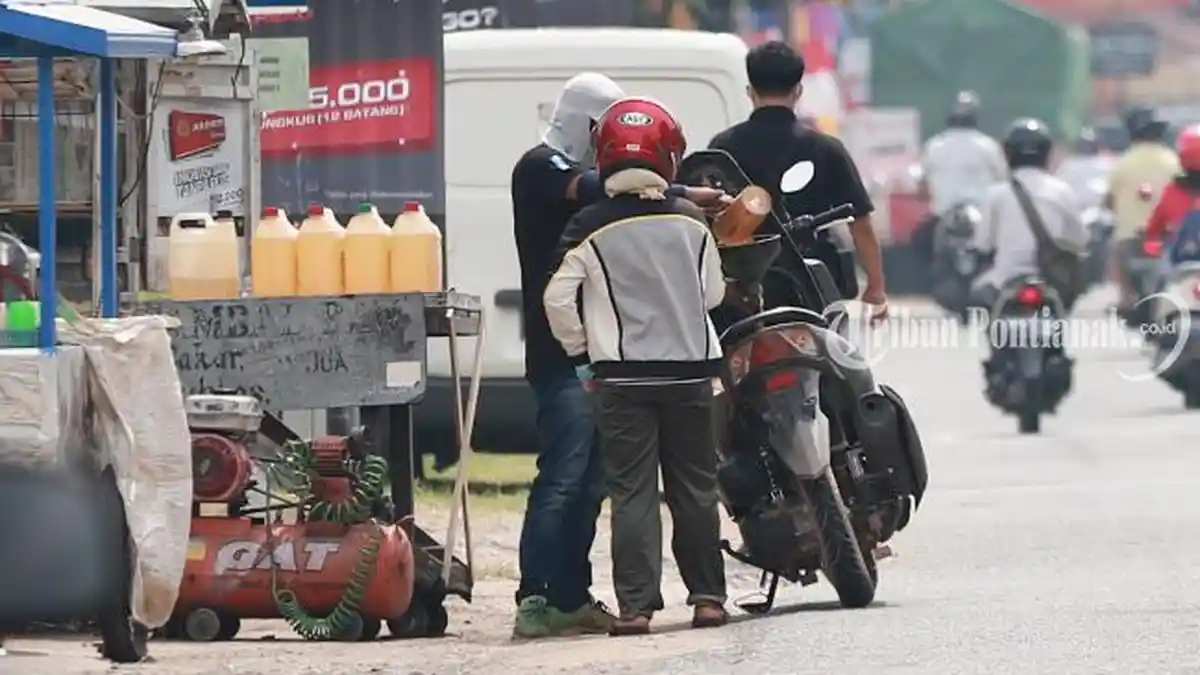 FOTO: Aktifitas Kios BBM Eceren Saat Layani Pembeli di Jalan Sultan Hamid Pontianak - kios-bbm4.jpg