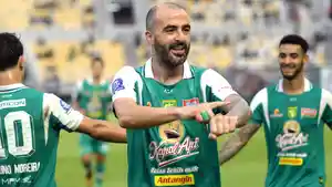 Gelandang-Persebaya-Milos-Raickovic-melakukan-selebrasi.jpg
