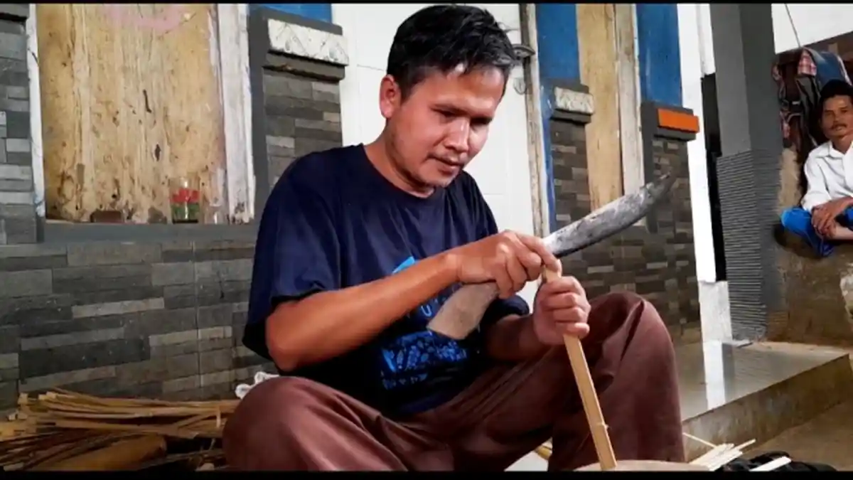 Cerita Omang Tolak Tawaran Mengemis, Kini Sukses Geluti Usaha Besek Bambu